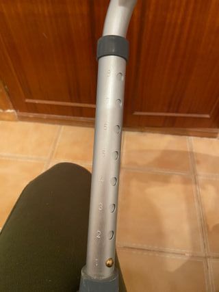 Silla de ducha gris y blanca. Hasta 8 alturas.