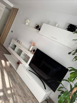 Mueble TV compacto blanco vitrina LED