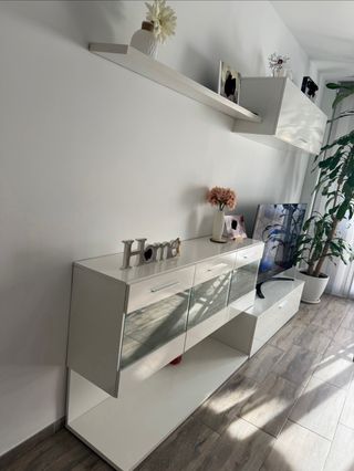 Mueble TV compacto blanco vitrina LED