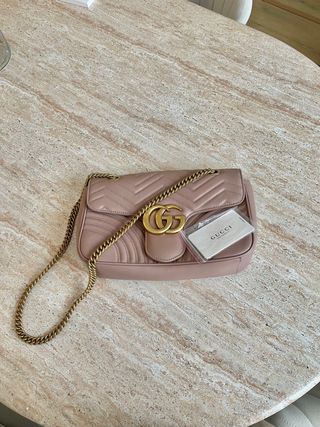 Borsa Gucci beige toni nude con trucco rosa