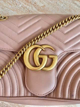 Borsa Gucci beige toni nude con trucco rosa