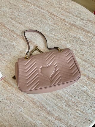Borsa Gucci beige toni nude con trucco rosa