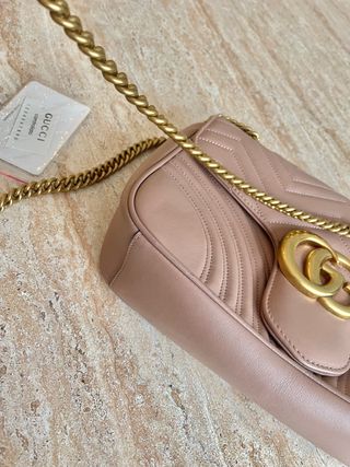 Borsa Gucci beige toni nude con trucco rosa
