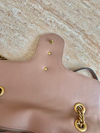 Borsa Gucci beige toni nude con trucco rosa