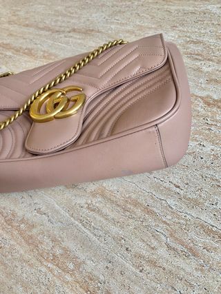 Borsa Gucci beige toni nude con trucco rosa