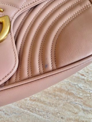Borsa Gucci beige toni nude con trucco rosa