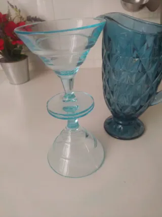 Jarra y copas de cristal azul