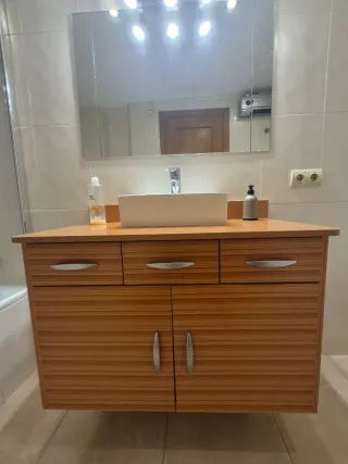 Mueble de baño con lavabo y grifo