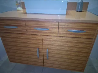 Mueble de baño con lavabo y grifo