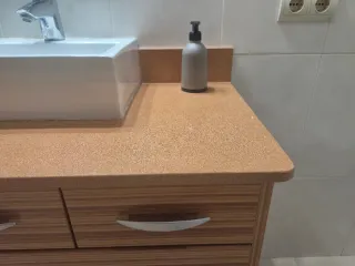 Mueble de baño con lavabo y grifo