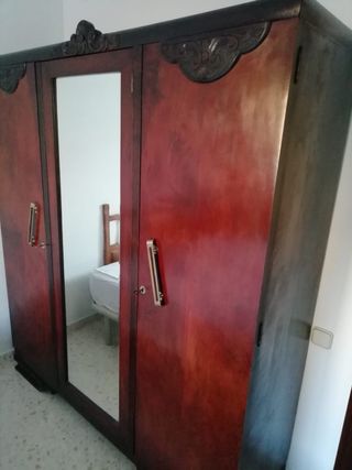 Armario de madera con espejo