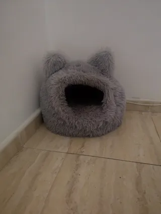 Camas para gatos con orejas grises