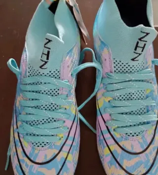 Botas de fútbol azules y multicolor