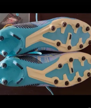 Botas de fútbol azules y multicolor