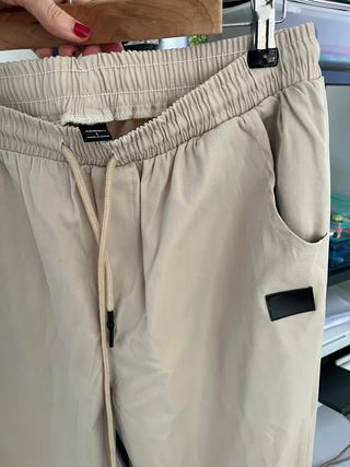 Pantalón fino hombre beige