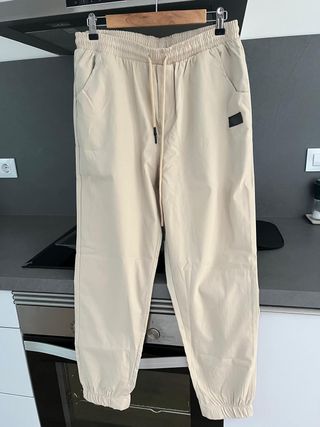 Pantalón fino hombre beige
