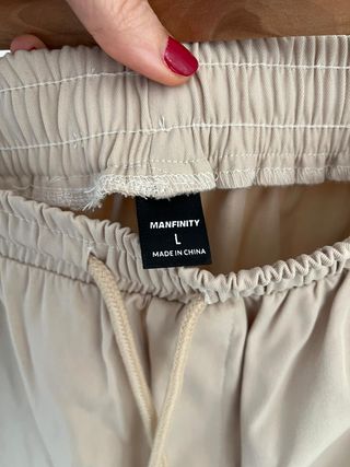 Pantalón fino hombre beige