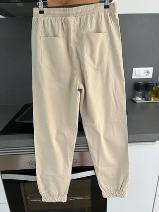 Pantalón fino hombre beige