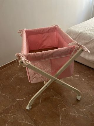 Minicuna rosa con ruedas