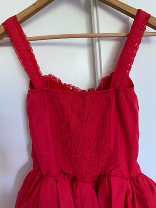 Vestido rojo con volantes y encaje tiene elastico