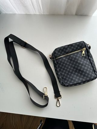 Mini bolso bandolera negro con estampado