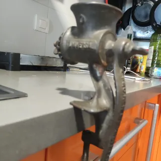 Picadora de carne Universal antigua