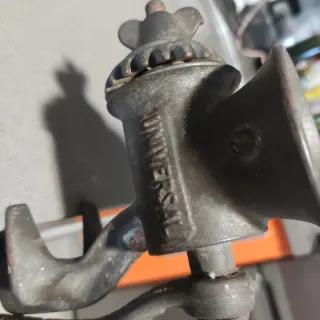 Picadora de carne Universal antigua