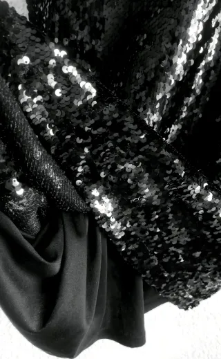 Vestido negro de lentejuelas, Zara. Talla M