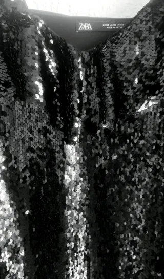 Vestido negro de lentejuelas, Zara. Talla M
