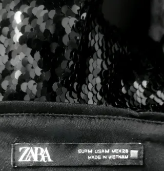 Vestido negro de lentejuelas, Zara. Talla M