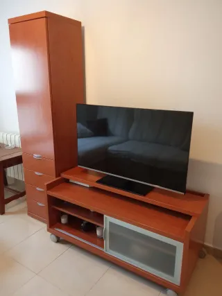 Cómoda de madera color marrón/rojo