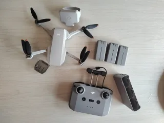 Dron DJI Mini 2 SE con mando y baterías