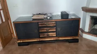 Mueble de bambú y cristal