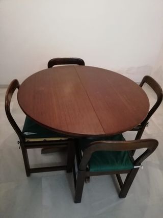 Mesa redonda extensible de madera con 4 sillas