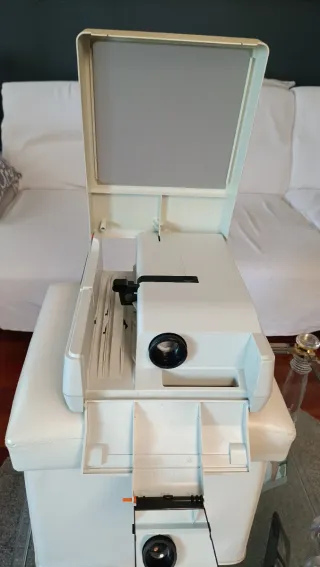 Proyector y Pantalla con Trípode