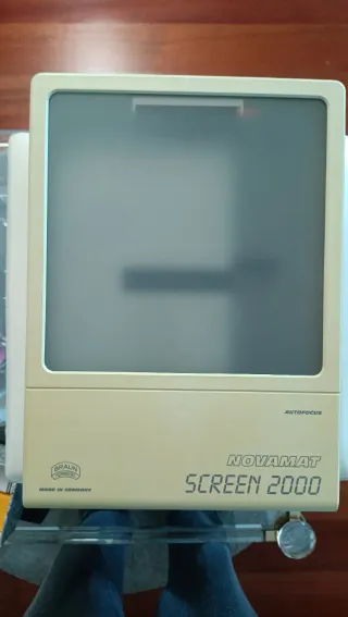 Proyector y Pantalla con Trípode