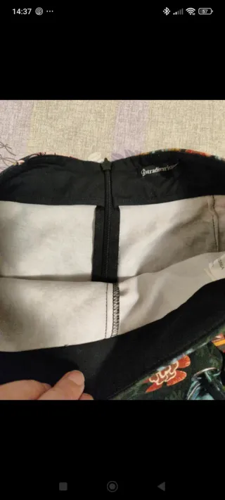 Minigonna Stradivarius floreale nera