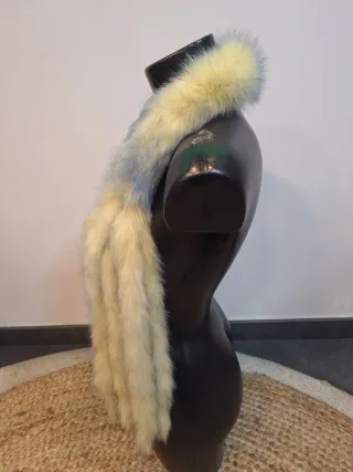 Collo pelliccia beige e blu