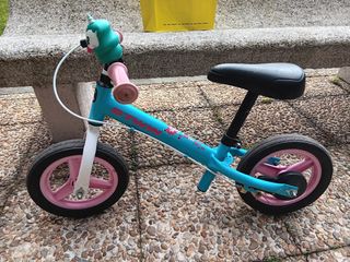 Bici infantil sin pedales azul y rosa