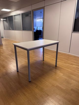 Mesa de oficina blanca y gris