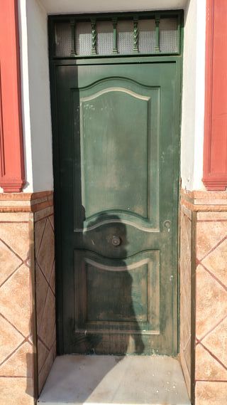 Puerta metálica verde