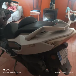 Maxiscooter blanca automática