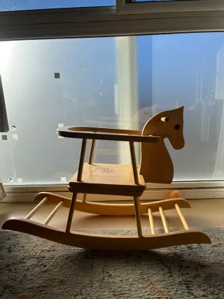 Caballito de madera para bebé