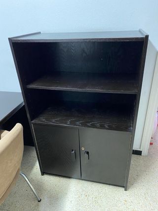 Archivador, estantería, mesa, sillas, armario