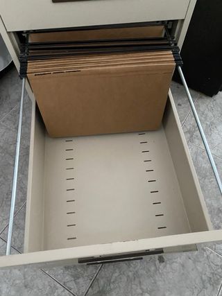 Archivador, estantería, mesa, sillas, armario