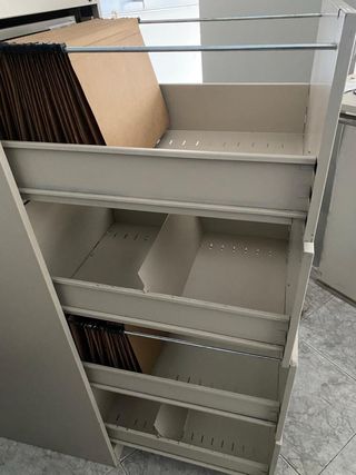 Archivador, estantería, mesa, sillas, armario