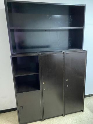 Archivador, estantería, mesa, sillas, armario