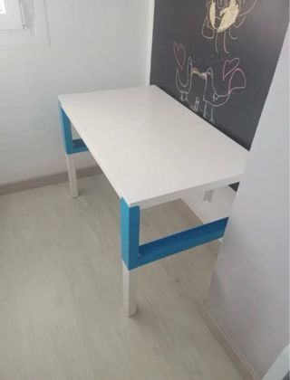 Escritorio blanco con silla azul