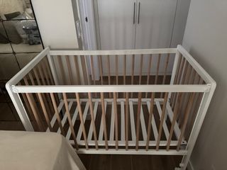 Cuna de madera para bebé con colchón