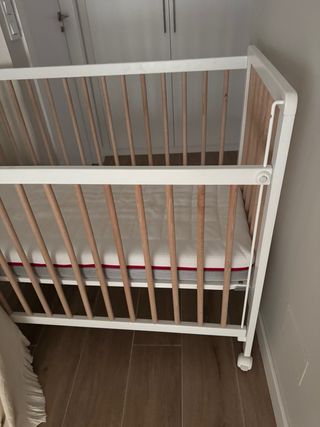 Cuna de madera para bebé con colchón